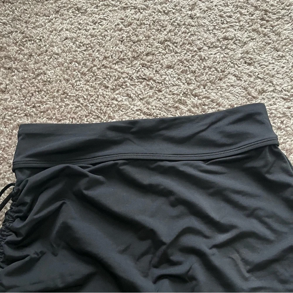 EUC Women's Athleta Cinched Skirt size XXS in Black - Picture 3 of 4